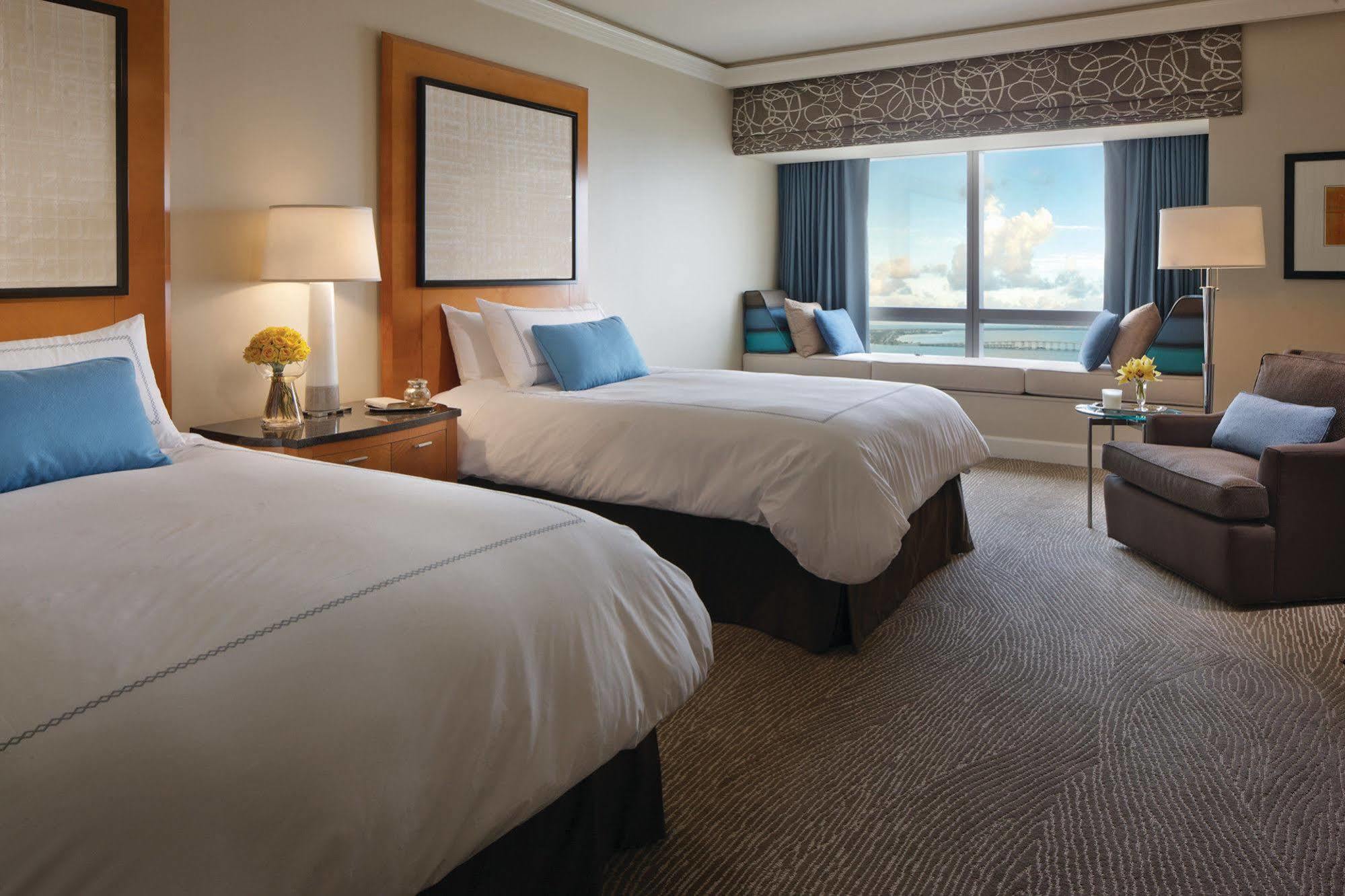 Four Seasons Hotel Miami - Luxury Private Residences Bagian luar foto